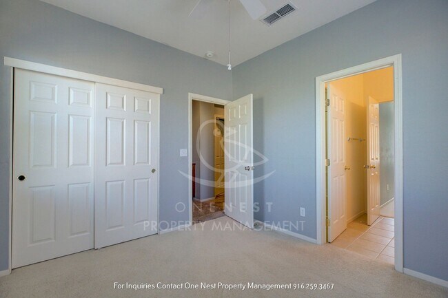 Building Photo - Stunning 3 bedroom 3 bathroom Lincoln Cros...