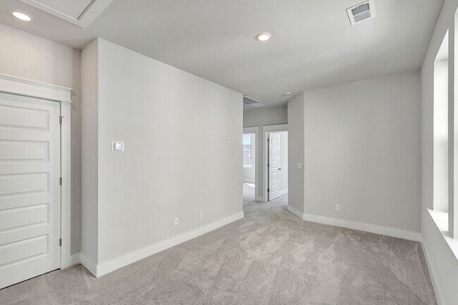 Building Photo - "Resort-Style Living Begins Right at Your ...