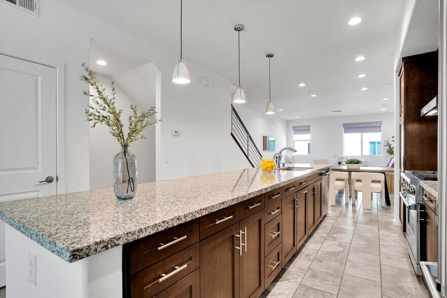 Building Photo - 1512 W Artesia Sq