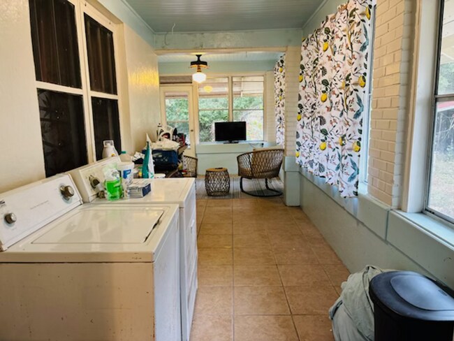 Building Photo - Charming Three Bedroom Two Bath Home on Ja...