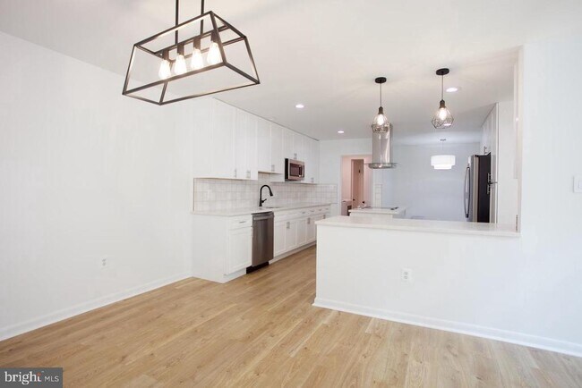 Building Photo - 5249 Strathmore Ave