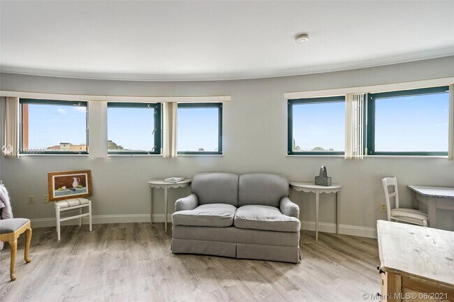 Building Photo - 5725 Sunset Dr