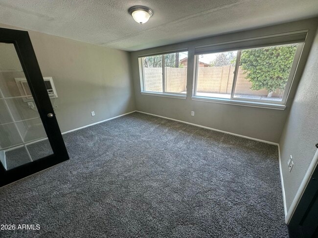 Building Photo - 8737 E Jackrabbit Rd