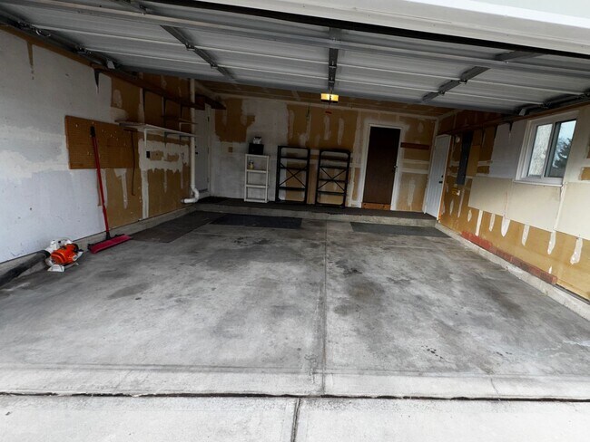 Building Photo - Clean 5 Bedroom Ranch in NW Fort Collins