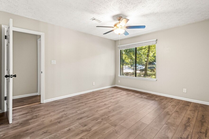 Building Photo - 8586 Creekwood Way