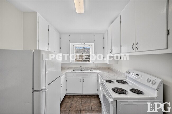 Building Photo - 4124 Vermaas Ave