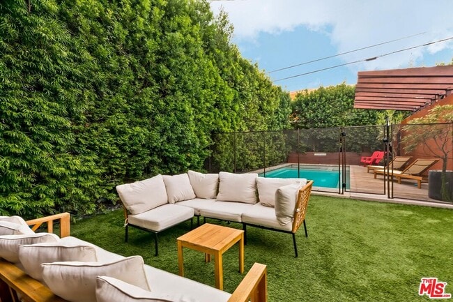 Building Photo - 1509 S Crest Dr