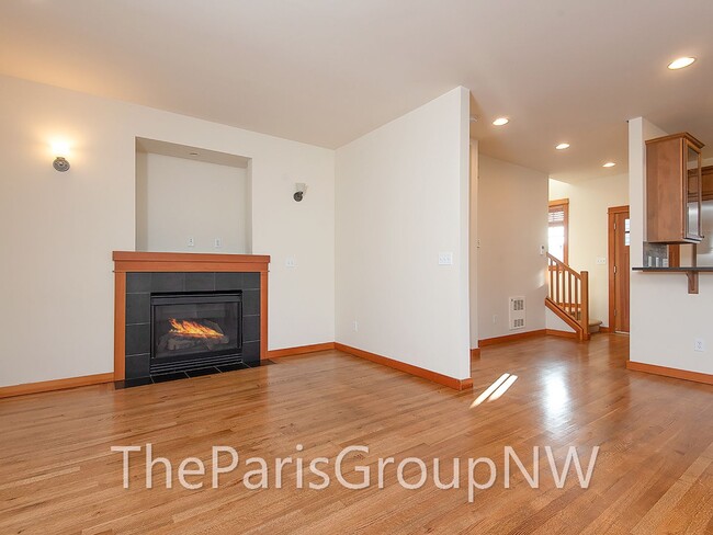 Building Photo - Gorgeous Green Lake 3BR TH – Walk to Swim,...