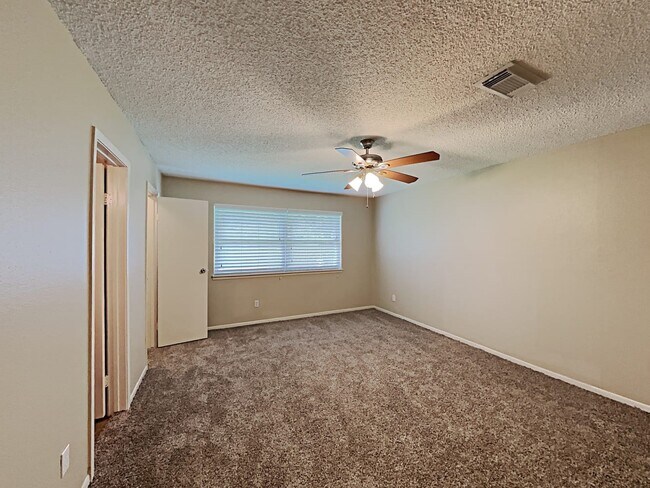 Building Photo - 2606 Elm Hollow St