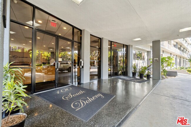 Building Photo - 100 S Doheny Dr