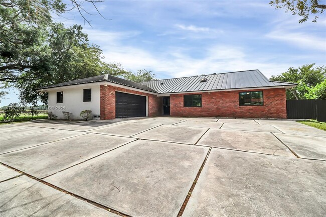 Building Photo - 9620 NW 26th Ct