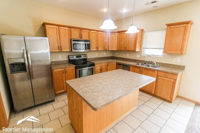 Building Photo - Amazing 3 bedroom 2.5 bathroom duplex in a quiet neighborhood!