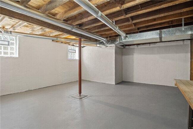 Building Photo - 90 Stoneleigh Ct