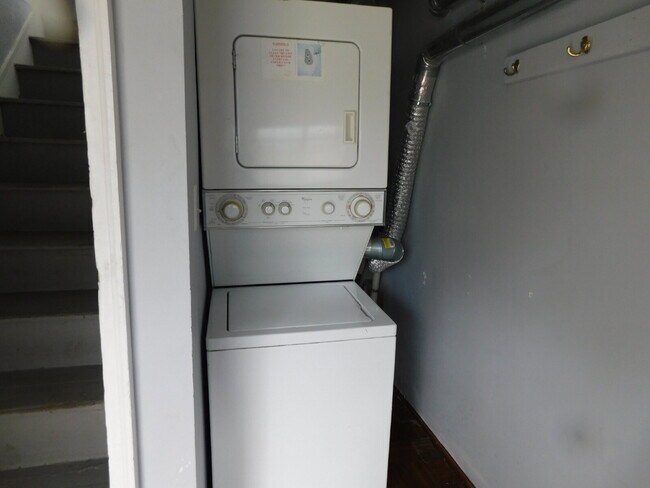 Building Photo - Private Entry Upper Level of Duplex