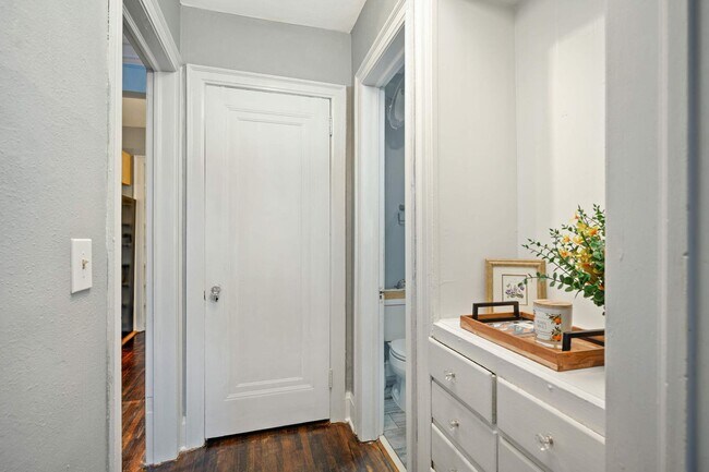 Building Photo - Charming 1-Bed 1-Bath Available Now!