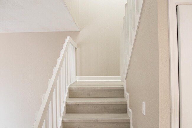 Building Photo - 70 Lake Arbor Dr