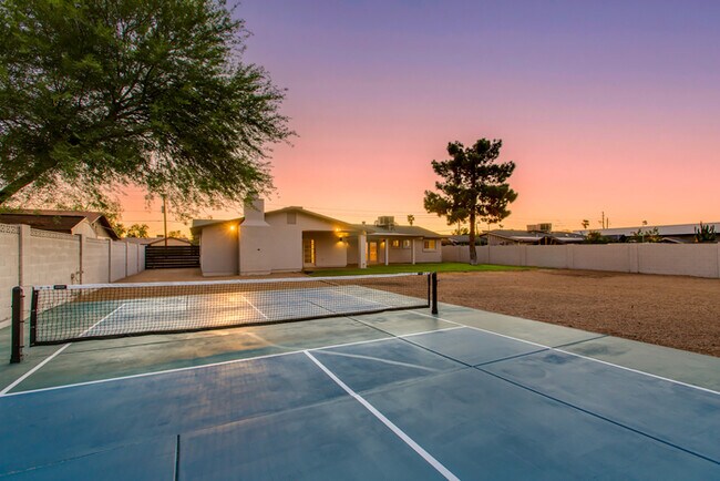 Building Photo - Beautiful 4 Bedroom, 3 Bath Home on an Oversized 18,000 Sq Ft Lot