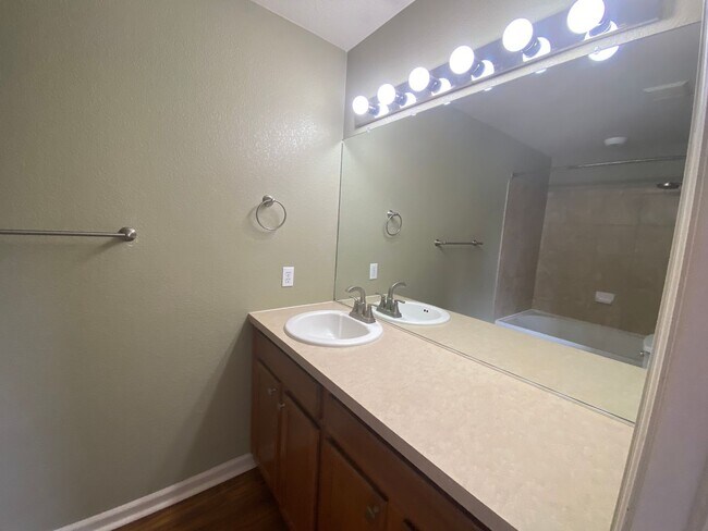 Building Photo - Beautiful 2 Bedroom 2 1/2 Bath Townhome in...
