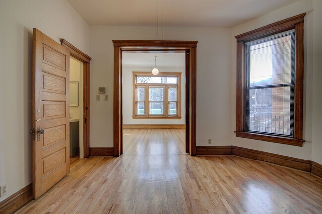 Building Photo - 638 W Drummond Pl