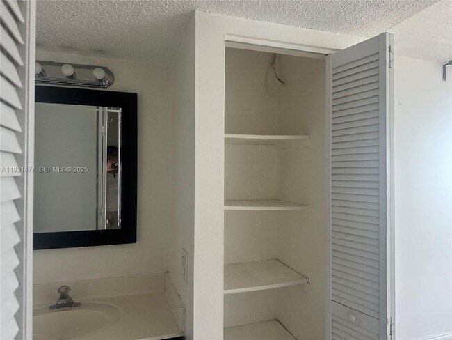 Building Photo - 1150 Collins Ave