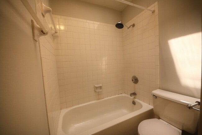 Building Photo - 2325 1/2 B Hickory St.