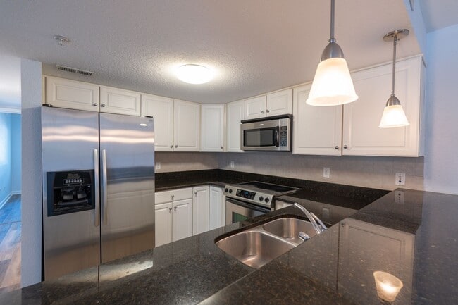 Building Photo - MOVE IN READY 2-bedroom in Virginia Beach!