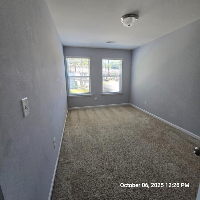 Building Photo - 190 Thornhill Dr
