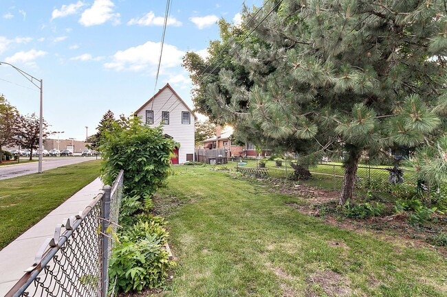 Building Photo - 1108 Des Plaines Ave