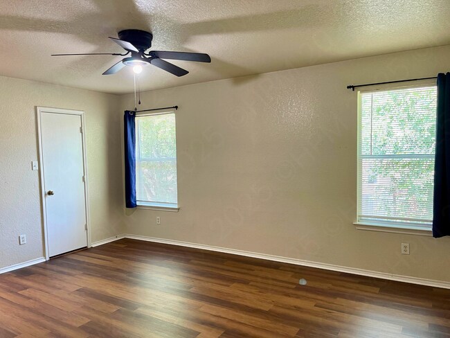 Building Photo - Move-In Special. ½ off the first full month's rent with a 12-month lease.