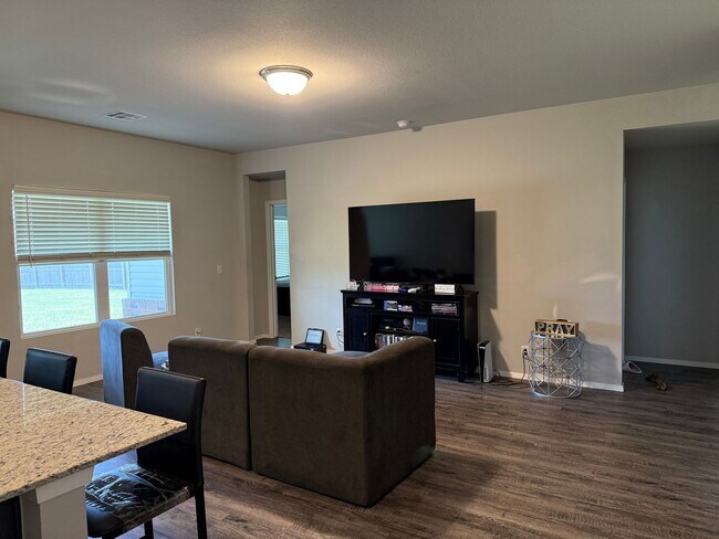 Building Photo - Charming 4 bedroom, 2 bath house located B...