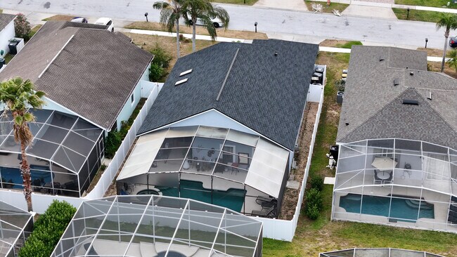 Building Photo - Davenport Pool house 4/2