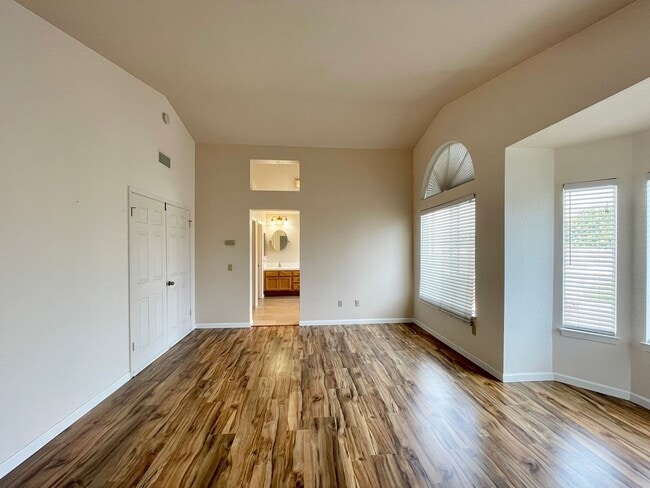 Building Photo - 1951 Devonshire Dr