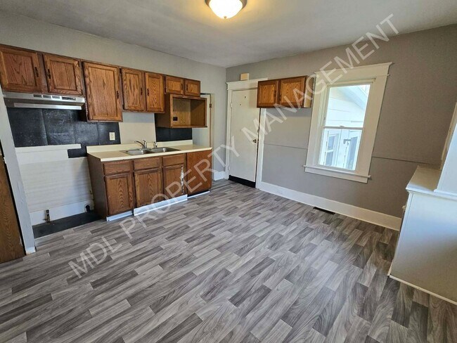 Building Photo - 2 Bed / 1 Bath House in Saginaw