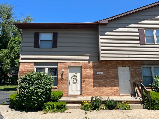 Building Photo - Spacious 2-BDR 1-BTH Townhouse in Holt