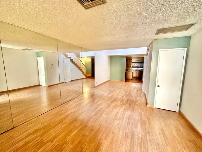 Building Photo - 2-bedroom 2 bath Condo in Van Nuys