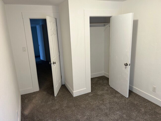 Building Photo - 3 Bedroom Unit Available Now!!