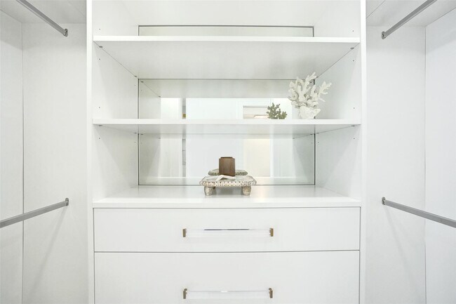 Building Photo - 209 N Fort Lauderdale Beach Blvd