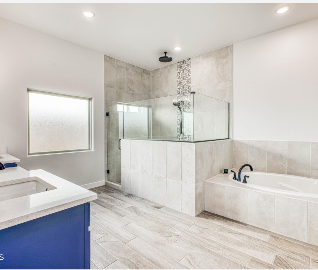 Main bathroom - 309 Blue Valley Dr