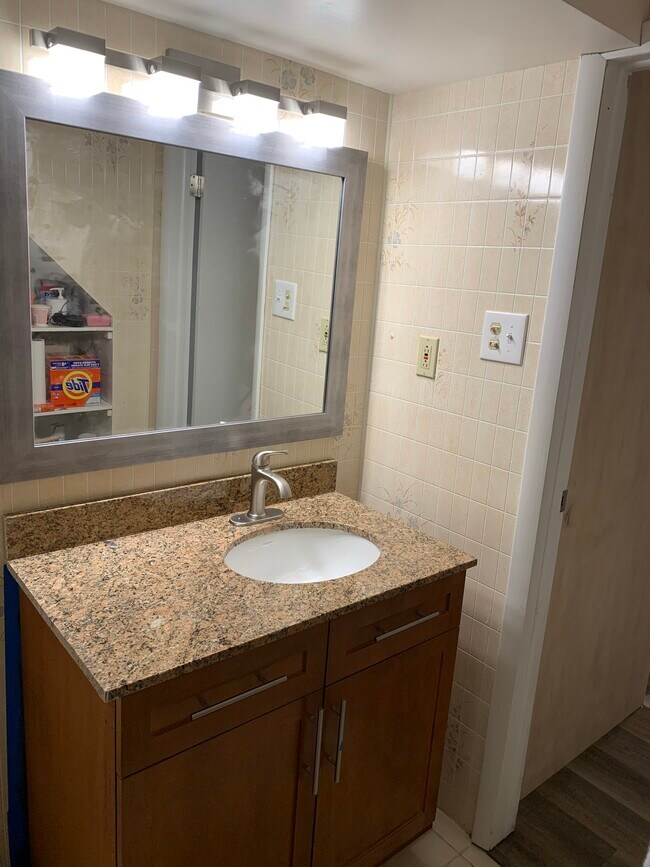 Granite countertop in bathroom - 1109 Offutt Dr