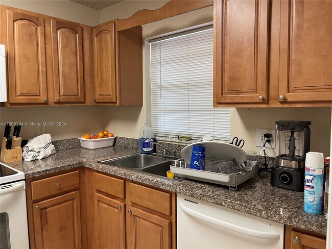 Building Photo - 9440 Live Oak Pl