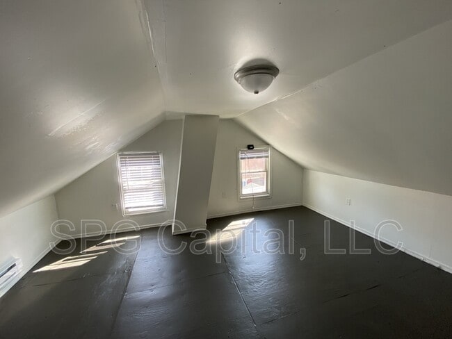 Building Photo - 714 W Clarke Ave