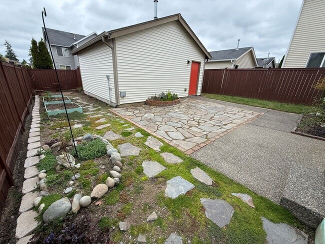 Building Photo - 3 Bedroom DuPont Home for Rent