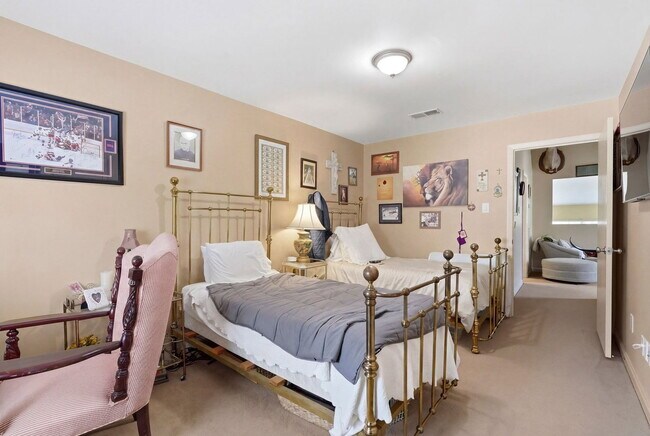 Building Photo - 10125 Valley Forge Dr