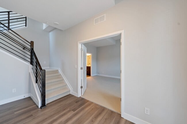 Building Photo - 549 Canary Ln