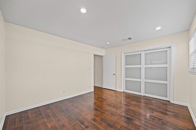 Building Photo - 7103 Mesa Dr