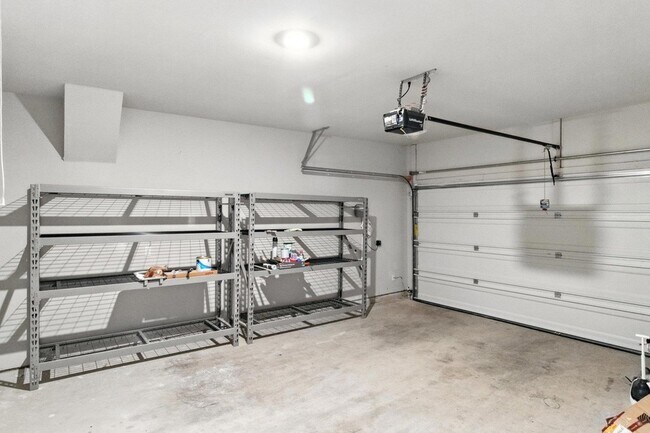 Building Photo - 211 Rainmaker Ln