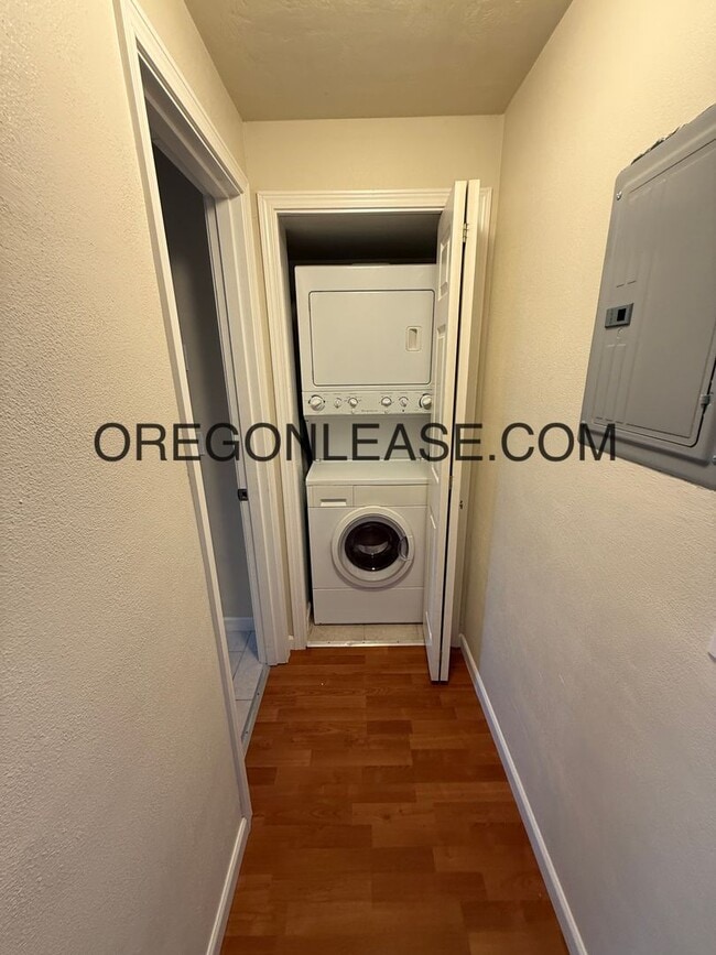 Building Photo - 1 bed 1 bath upstairs apartment near downtown Eugene