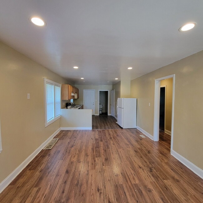 Building Photo - Near Eastside 3BR/2BA House w/Garage!