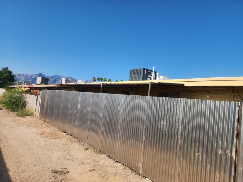 Building Photo - 3001 E Blacklidge Dr