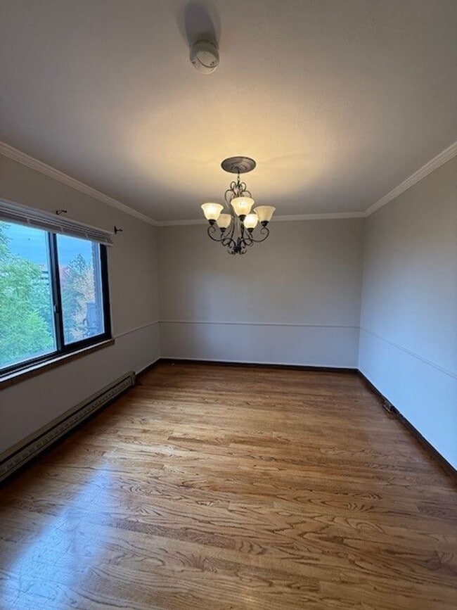 Building Photo - Cliff Dr. Apartment - Spacious with Hardwo...